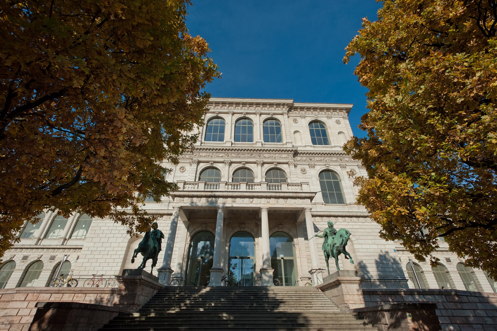 Haupteingang Altbau, Foto Kilian Blees